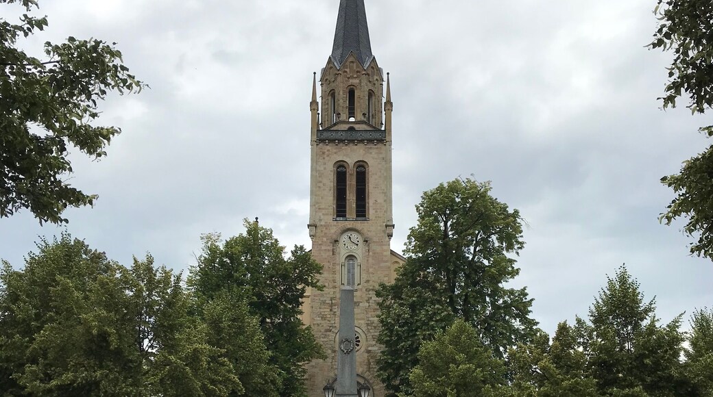Kirchplatzbrunnen mit Kirche