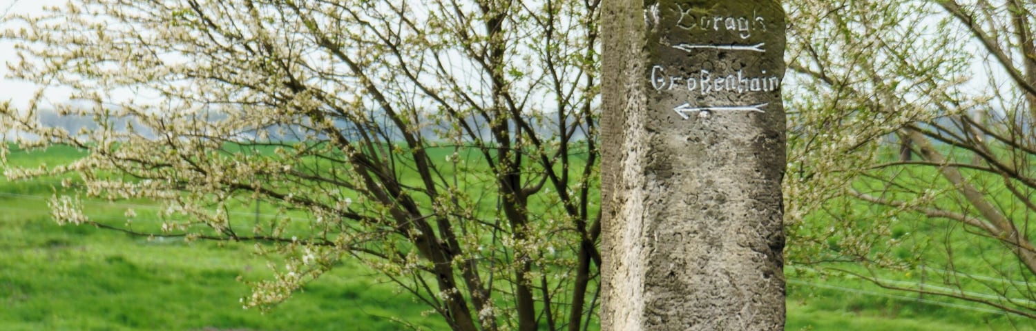 Wegweiser-Distanzstein in Burxdorf. Inschrift: Boragk Großenhain ; Mühlberg ; Richtungspfeile
