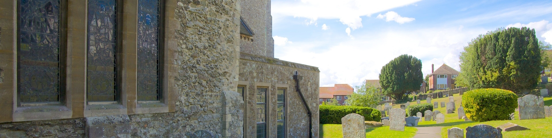 Hythe caracterizando elementos de patrimônio, aspectos religiosos e um cemitério