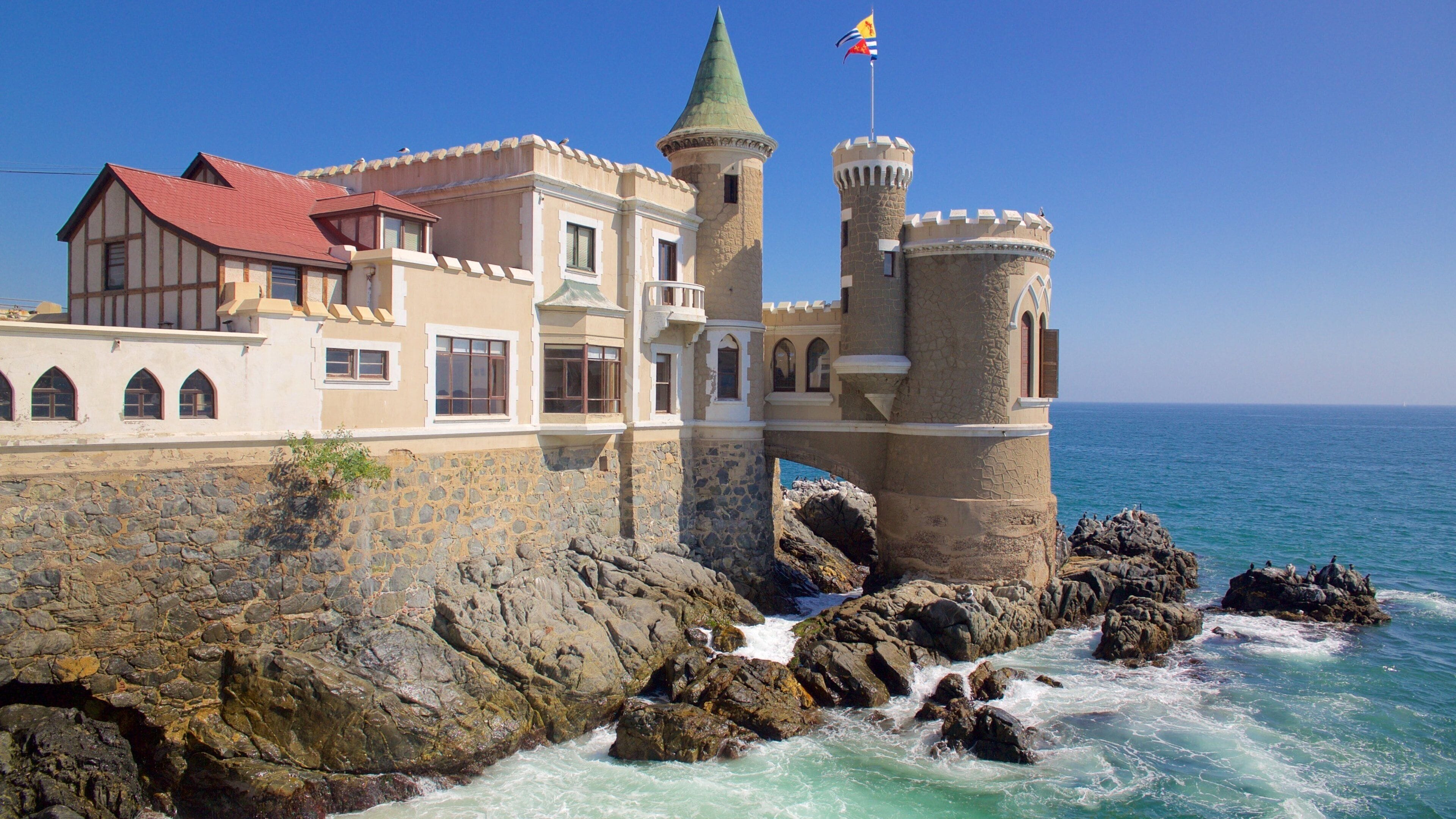 Castillo Wulff ofreciendo castillo o palacio, vista general a la costa y elementos patrimoniales