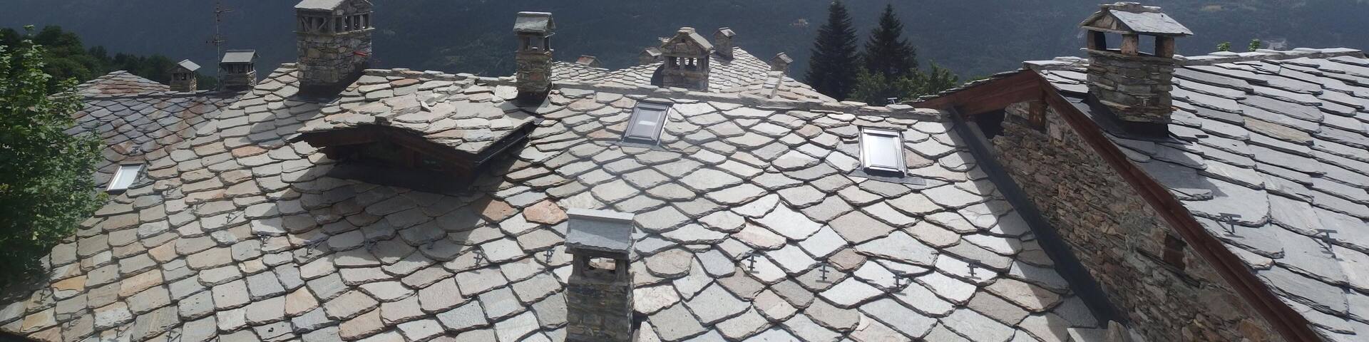 Alpy, Włochy, Tour du Mont Blanc - Arvier z widokiem na góry