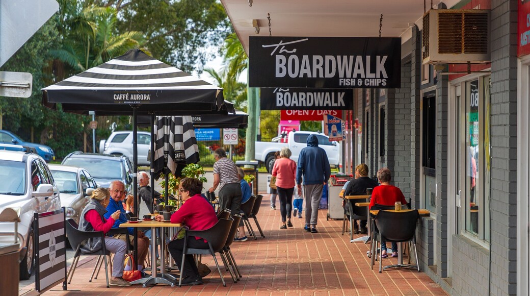 Urunga featuring street scenes and outdoor eating as well as a couple