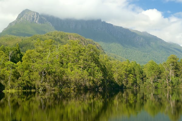 ミッドランズ フィーチャー 静かな風景, 湖あるいは泉 と 山々