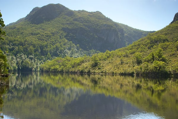 Lac Rosebery montrant riviĂšre ou ruisseau et scĂšnes tranquilles