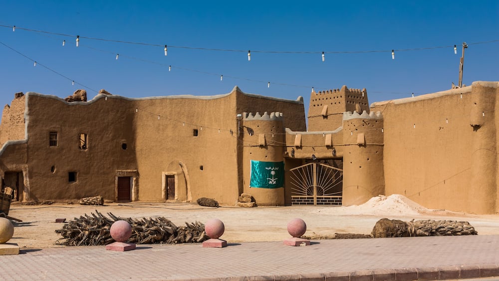 Un bâtiment traditionnel doté d’une grande porte et d’un drapeau.