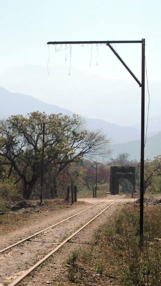 pasando la estacion de ferrocarril se encuentra este primer puente sobre las vias del ramal c-14.