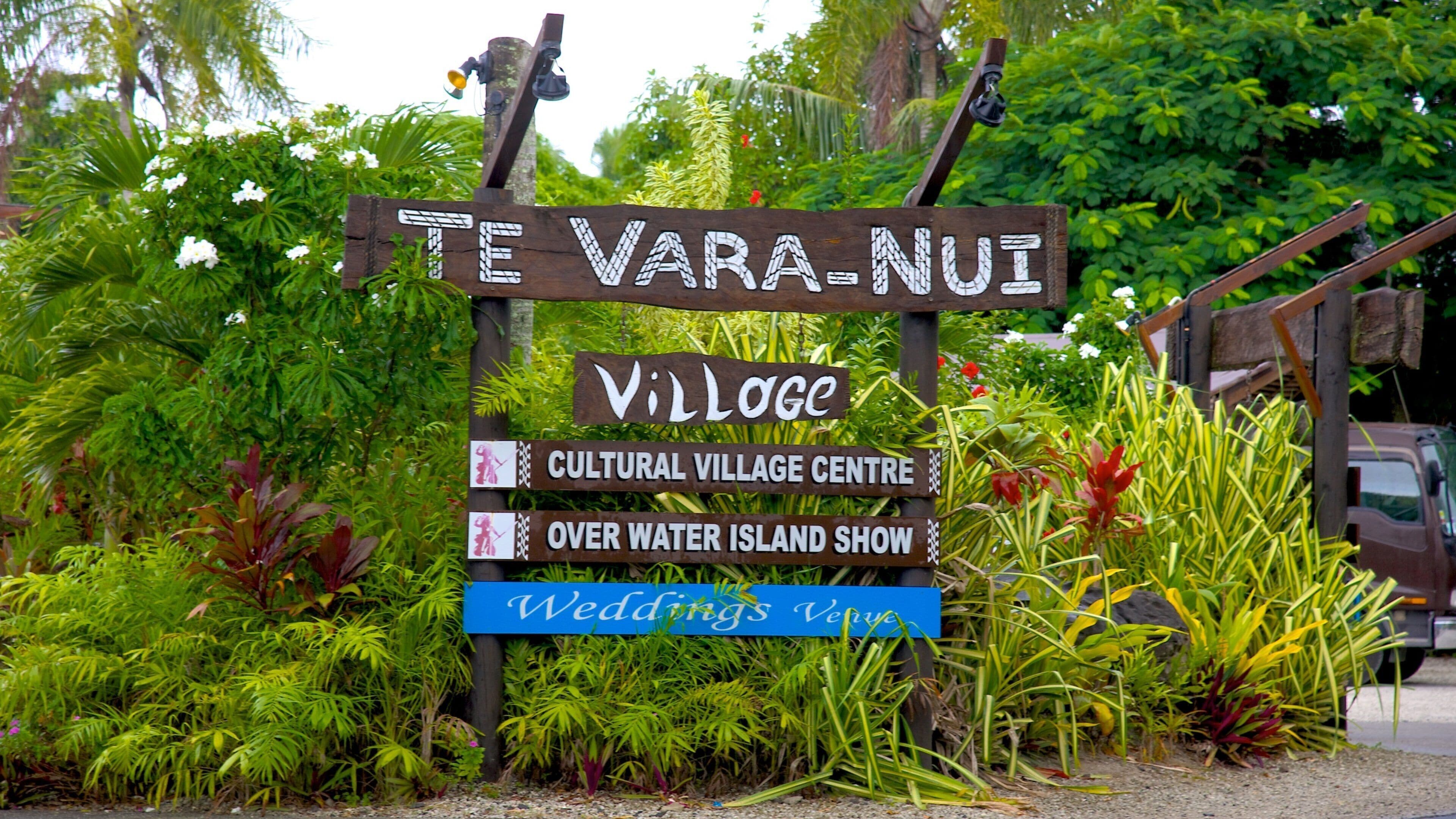 Schild für Te Vara-Nui Village mit Hinweisen zum Cultural Village Centre, Over Water Island Show und der Hochzeitslocation.