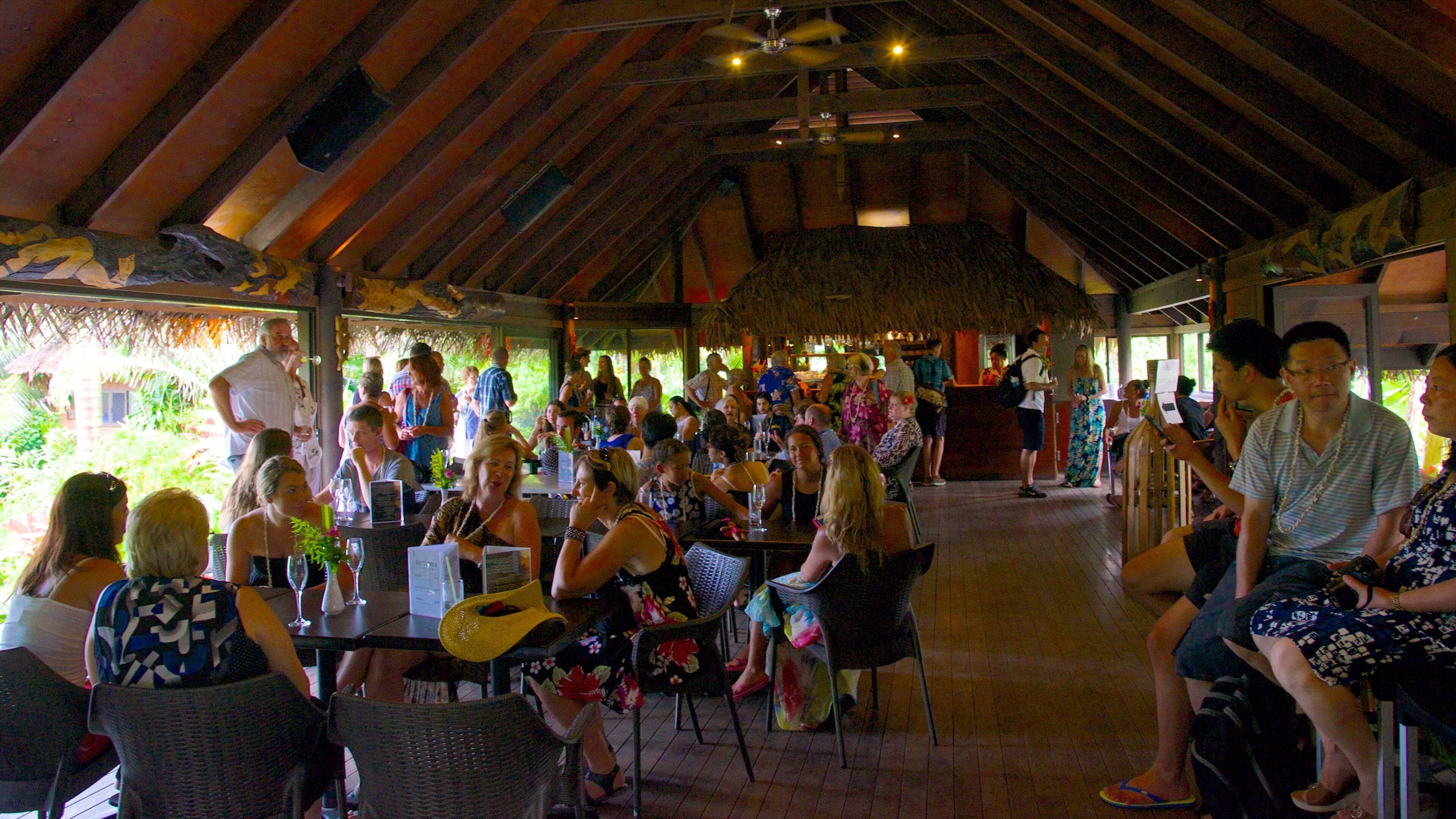 Te Vara Nui Village showing a bar as well as a large group of people
