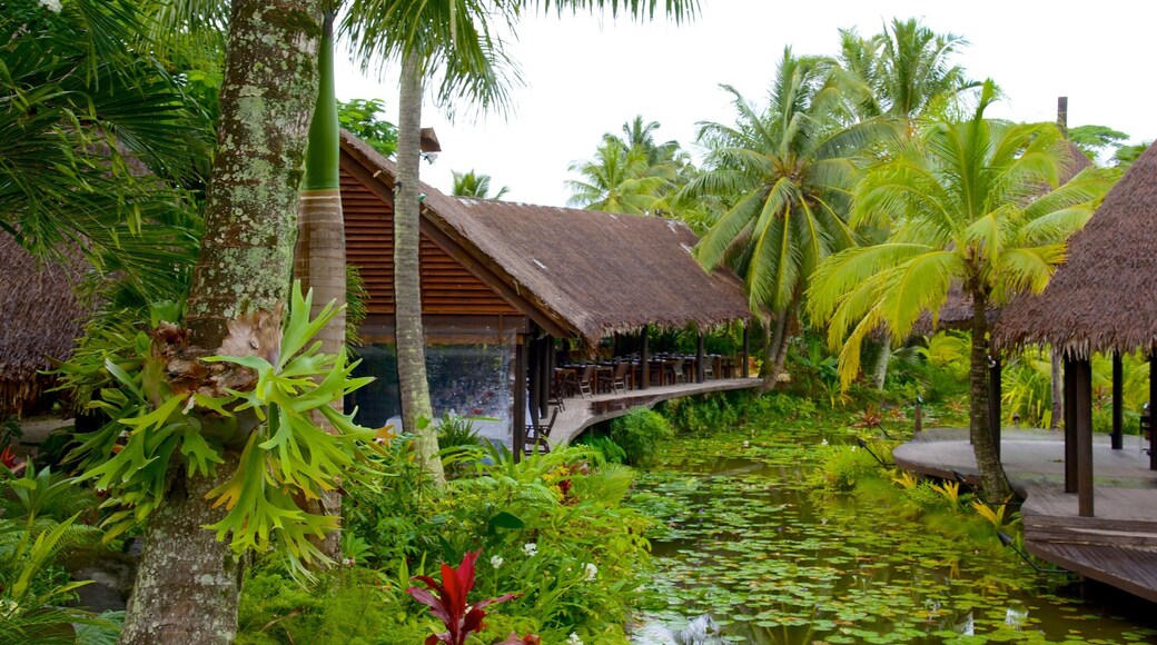 Te Vara Nui Village welches beinhaltet Teich und Garten