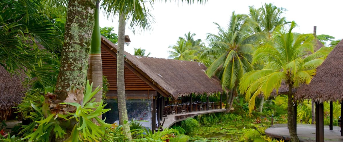 Te Vara Nui Village showing a park and a pond