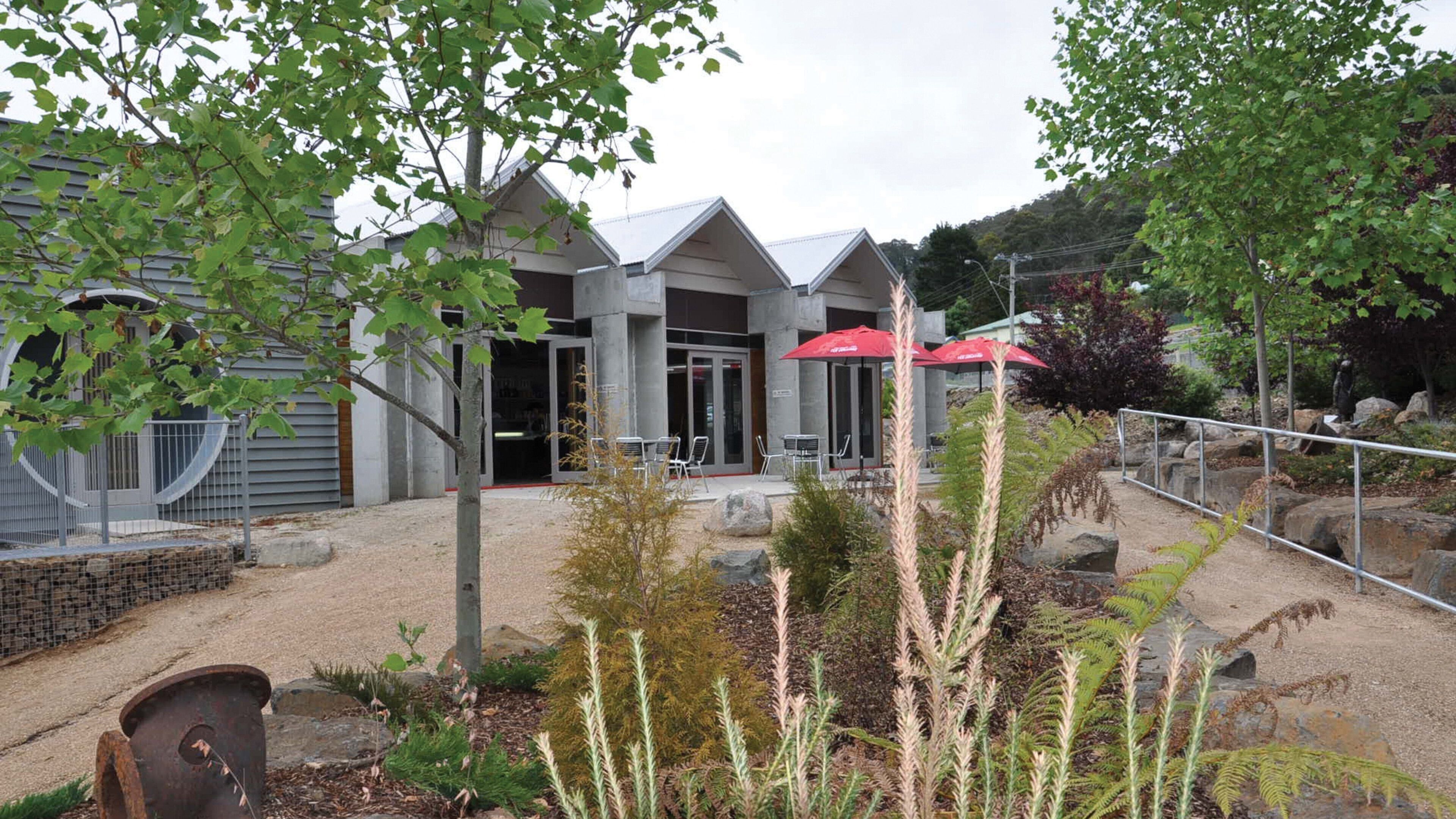 Derby que incluye escenas de café y un parque