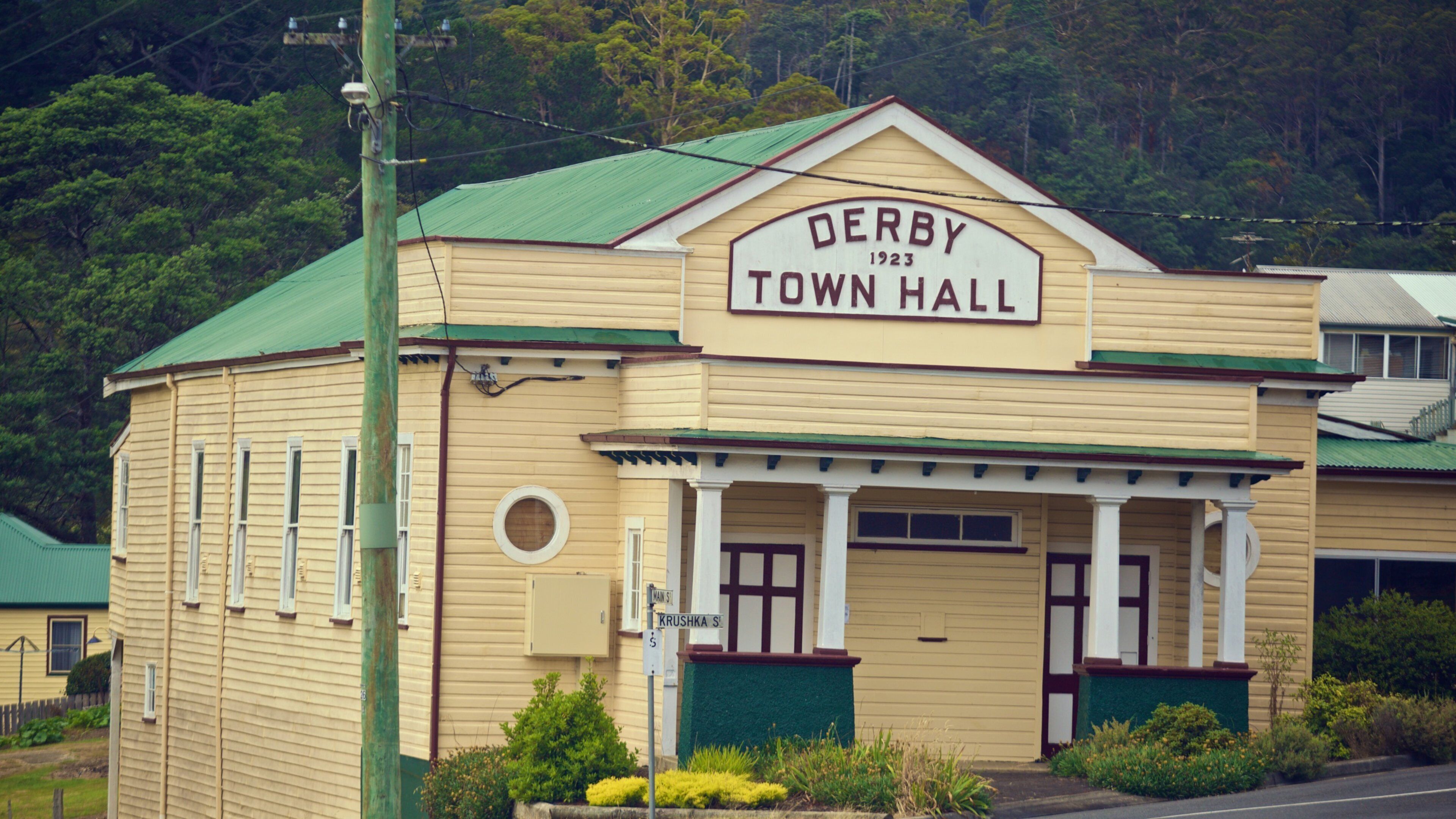 Derby mostrando arquitectura patrimonial, una pequeña ciudad o aldea y señalización