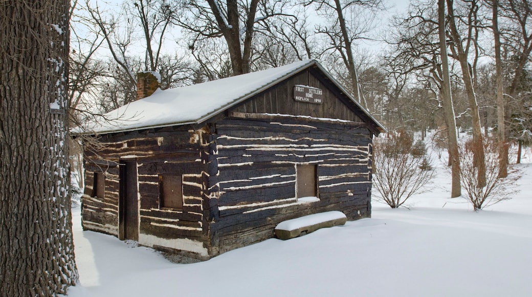 Parque histórico estatal Arbor Lodge ofreciendo patrimonio de arquitectura y nieve