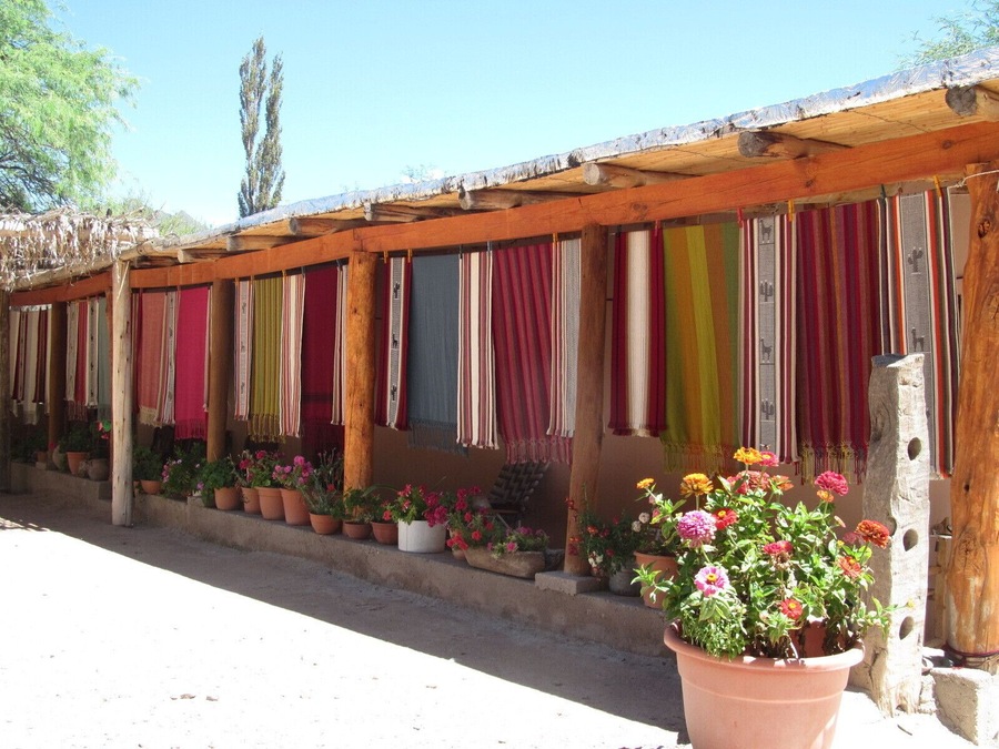 There is an artisan route on this village, They exhibit their handcrafts over the route 40.