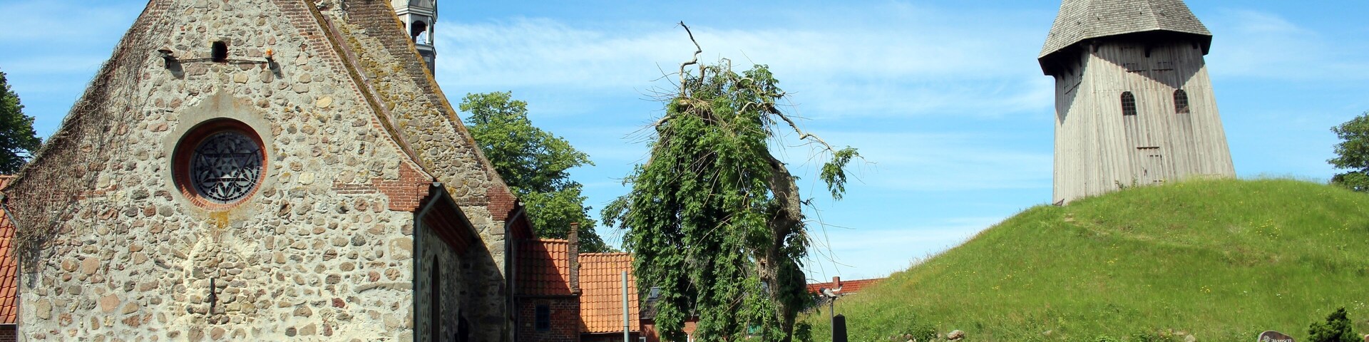 Kirche und Friedhof in Schwabstedt an der Treene.