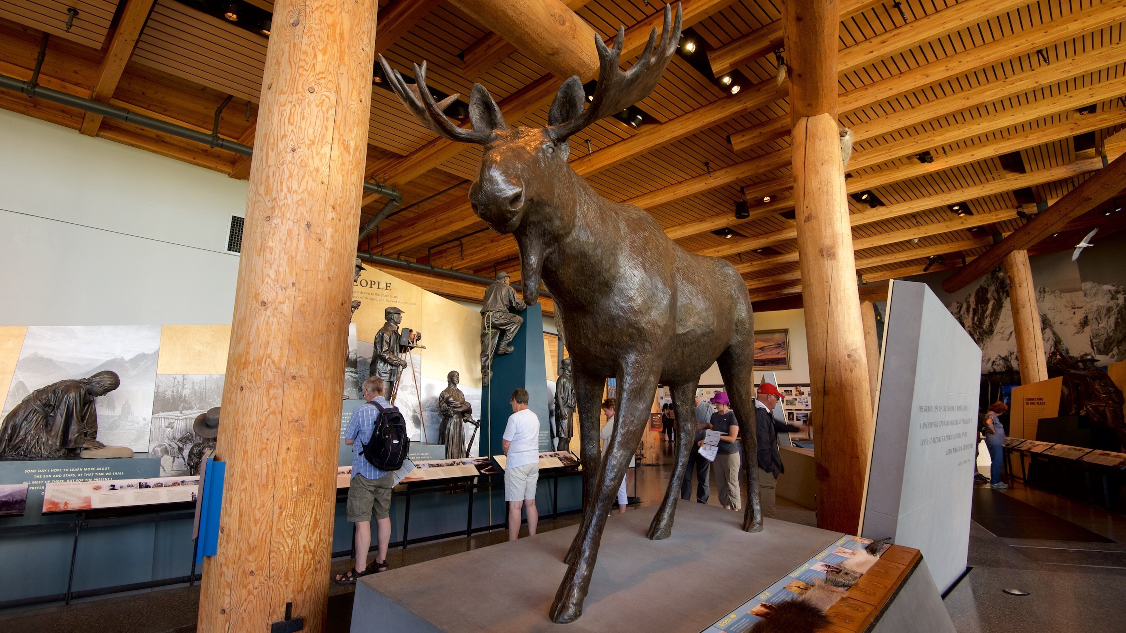 ジェニー レイク ビジター センター フィーチャー 屋内の眺め 及び 少数の人々