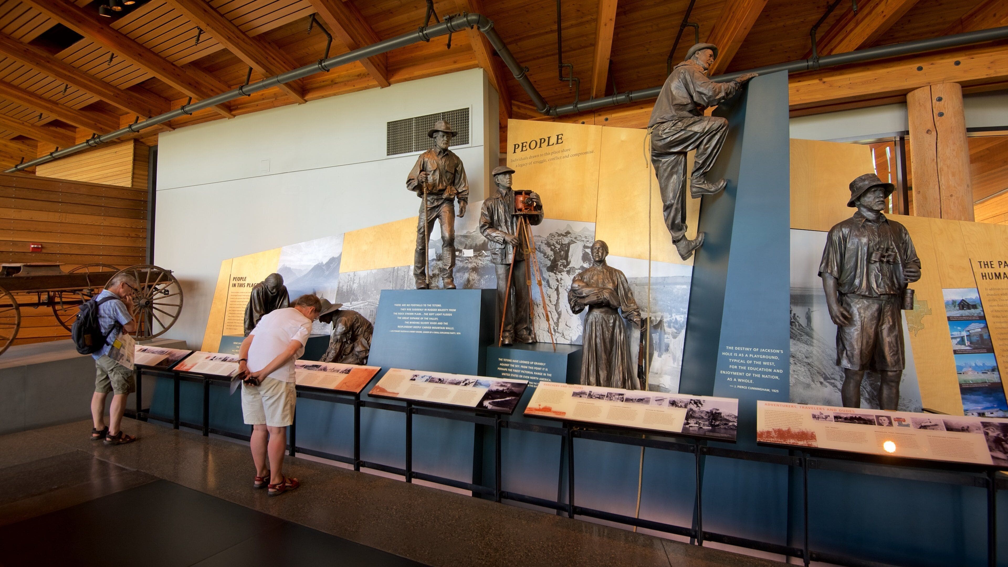 Jenny Lake Visitor Center som viser innendørs og statue eller skulptur i tillegg til par