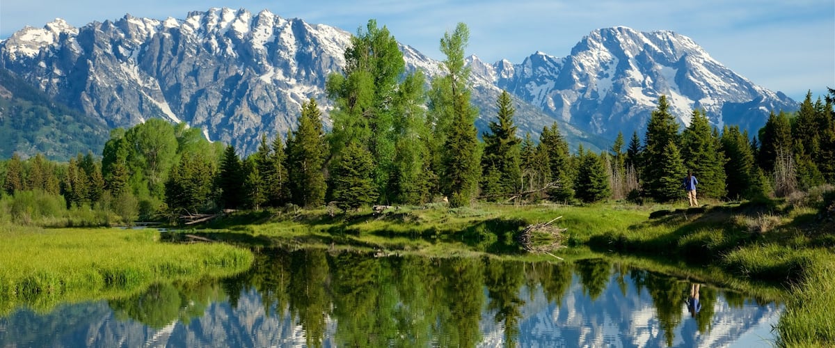 Aterragem de Schwabacher caracterizando um rio ou córrego, montanhas e cenas tranquilas