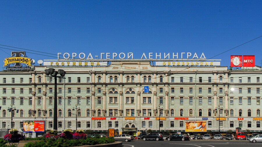 KH1DJ6 Saint Petersburg, Russia - August 8, 2007: Ligovsky Prospekt. Hero City of Leningrad on Uprising Square in Saint Petersburg, Russia