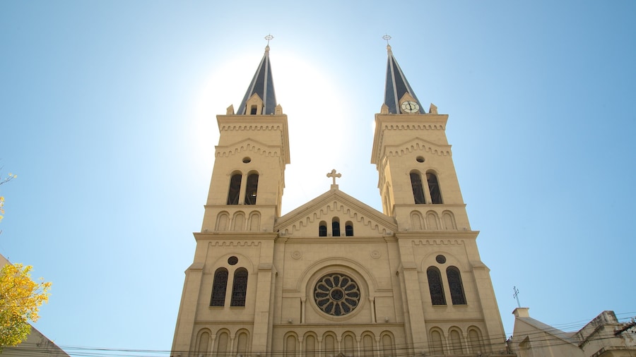 San Alfonso-kirken og byder på religiøse elementer, en kirke eller en katedral og historiske bygningsværker