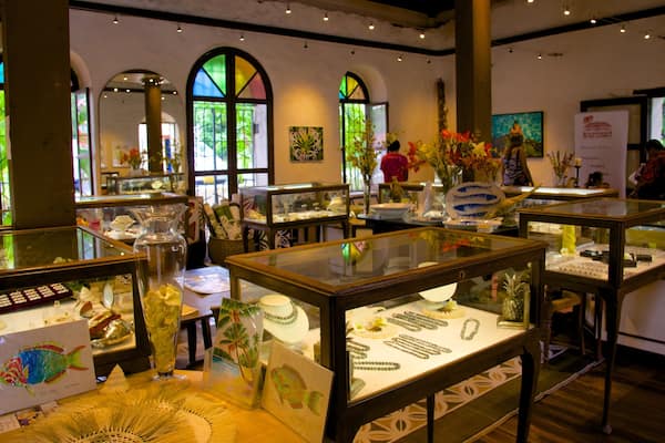 Marché de perles Beachcomber montrant shopping et vues intérieures