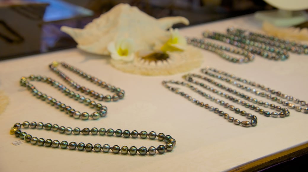 Beachcomber Pearl Market featuring shopping