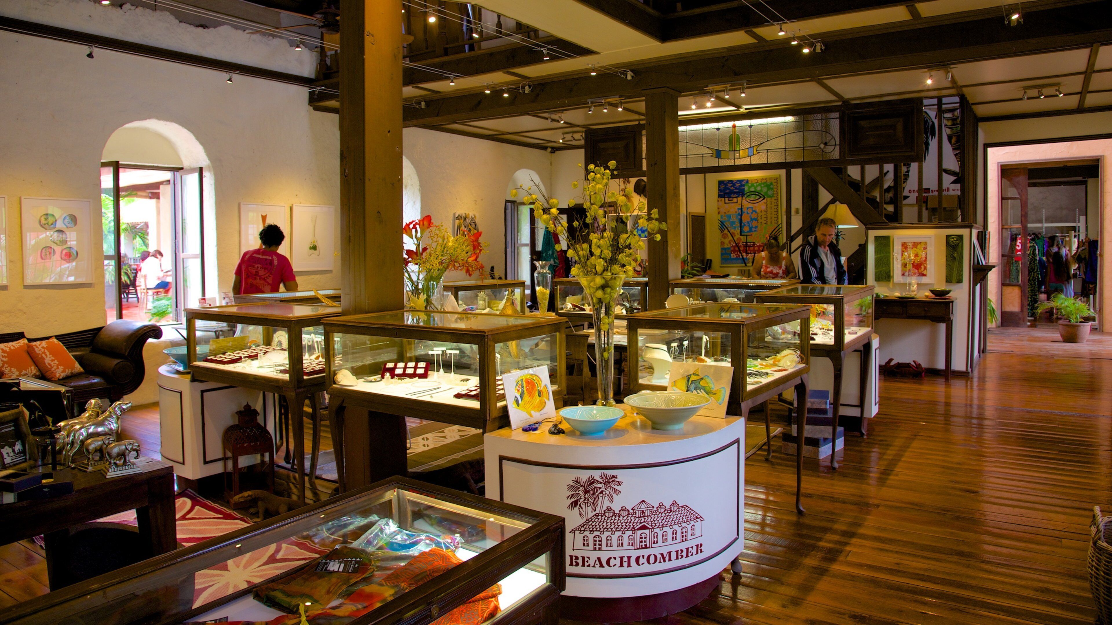 비치콤버 펄 마켓 을 보여주는 쇼핑