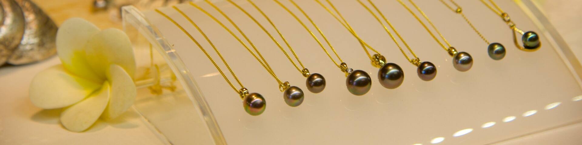 Beachcomber Pearl Market which includes shopping