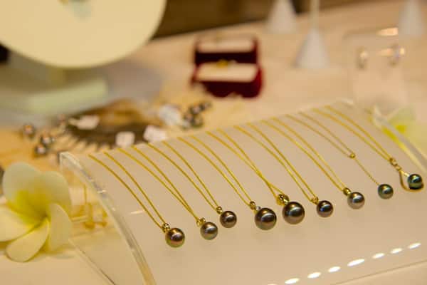 Marché de perles Beachcomber qui includes shopping