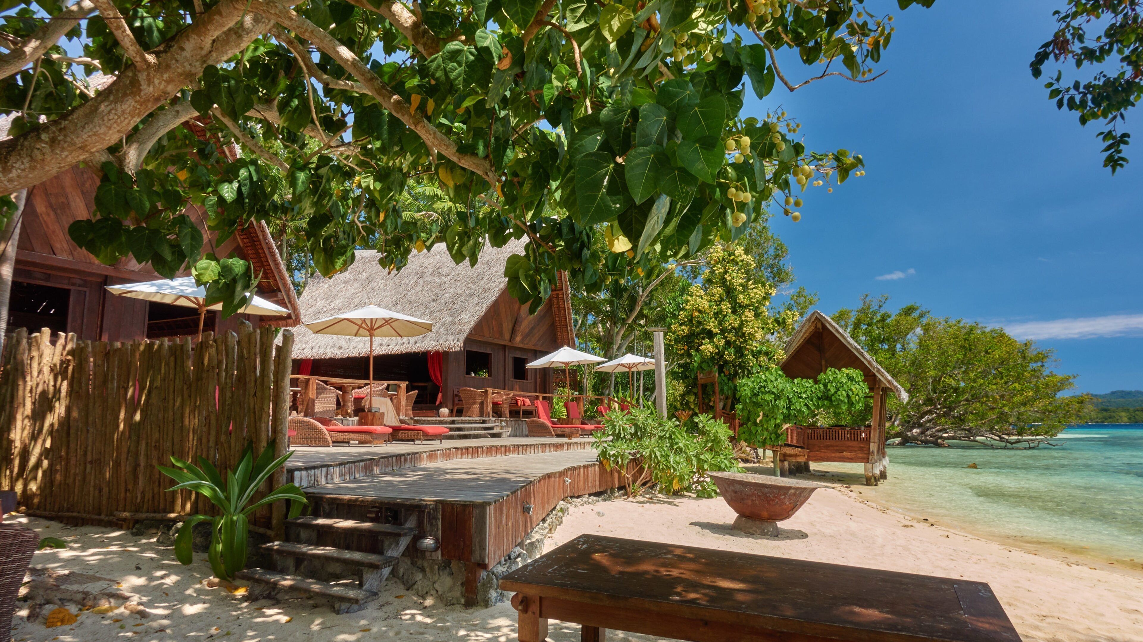 Isla Ratua ofreciendo escenas tropicales, una playa y vista general a la costa