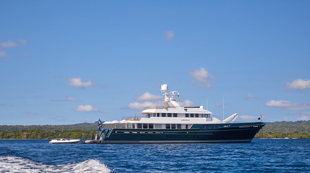 Isla Ratua que incluye un río o arroyo y paseos en lancha