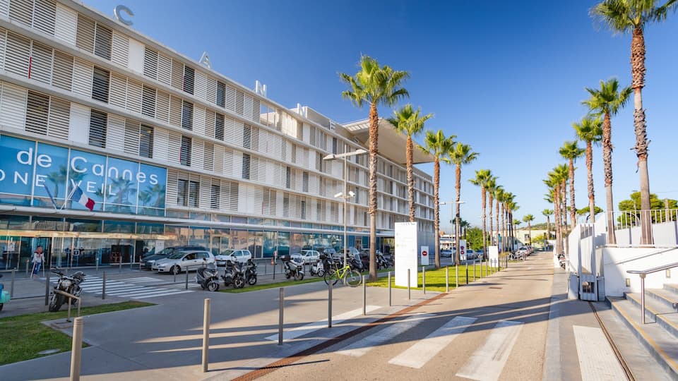 Un edificio moderno con un letrero que dice “de Cannes ONE YEIL”.