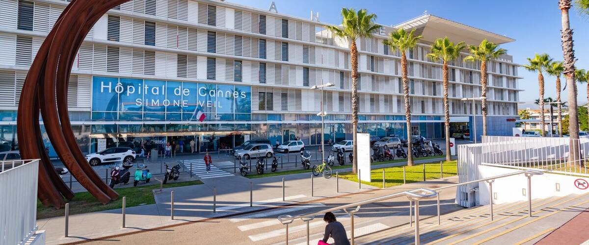 Cannes Hospital which includes a coastal town