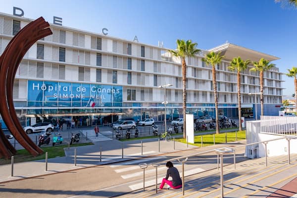 Cannes Hospital which includes a coastal town