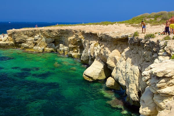 Praia de Bugibba mostrando litoral acidentado
