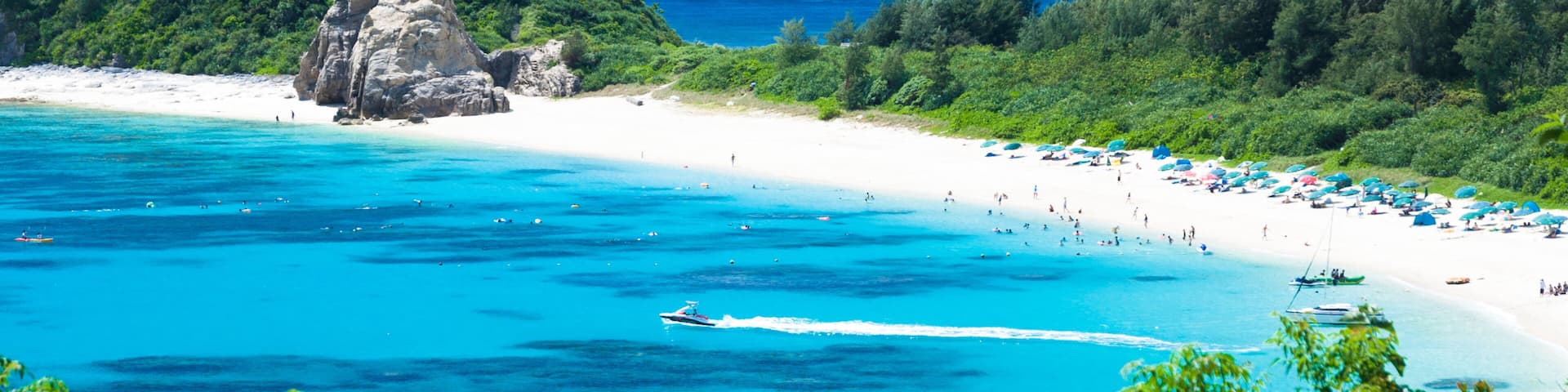 沖縄渡嘉敷島の阿波連ビーチを疾走するボート