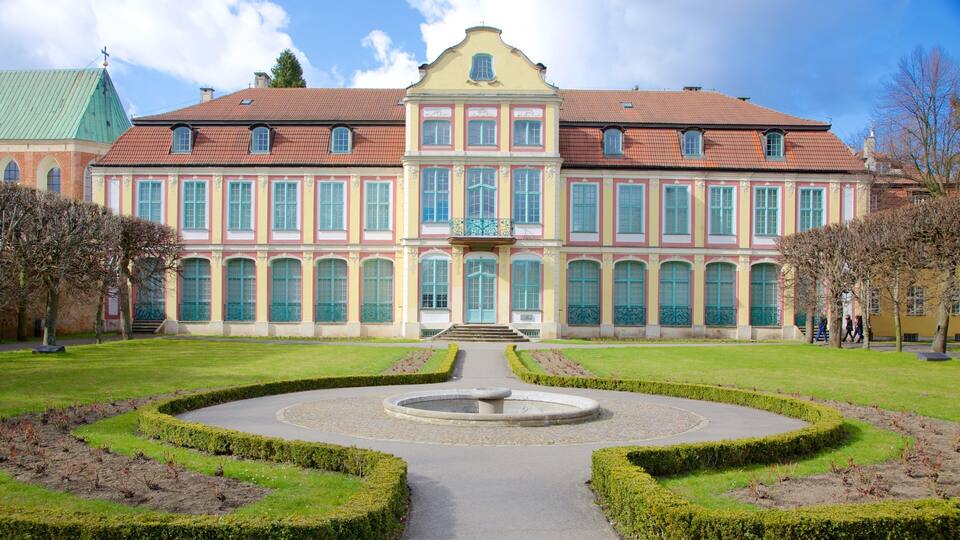 Oliwa Park showing a garden and a castle