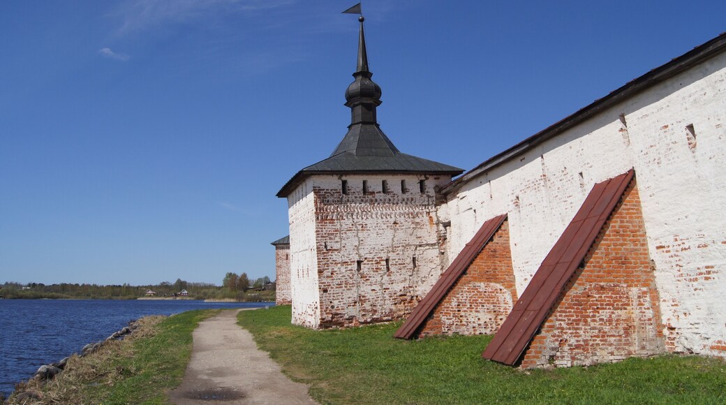 #Russia #Kuzino #monastery #Kirillov #CyrilBelozersky #Culture
Após a chegada a Kuzino fizemos uma curta viagem de ônibus de cerca de 20 minutos e chegamos ao mosteiro Kirillov-Belozersky. É considerado o maior mosteiro do norte da Rússia. No seu interior tem 11 igrejas, a maioria do século 16. Todas belíssimas. Dentro do mosteiro existem 2 priorados: Priorado de Uspensky (Assunção) e o menor, o priorado de Ivanovsky dedicado a St. John o Percursor. As paredes da muralha têm 732 metros de comprimento e 7 metros de espessura. Foi fundado por Saint Cyril em 1397.
Upon arrival in Kuzino we took a short bus ride of about 20 minutes and arrived at Kirillov-Belozersky monastery. It is considered the largest monastery in northern Russia. Inside it has 11 churches, most of the 16th century. All beautiful. Within the monastery there are 2 priories: Priory of Uspensky (Assumption) and the smaller, Priory of Ivanovsky dedicated to St. John the Percursor. The walls are 732 meters long and 7 meters thick. It was founded by Saint Cyril in 1397.