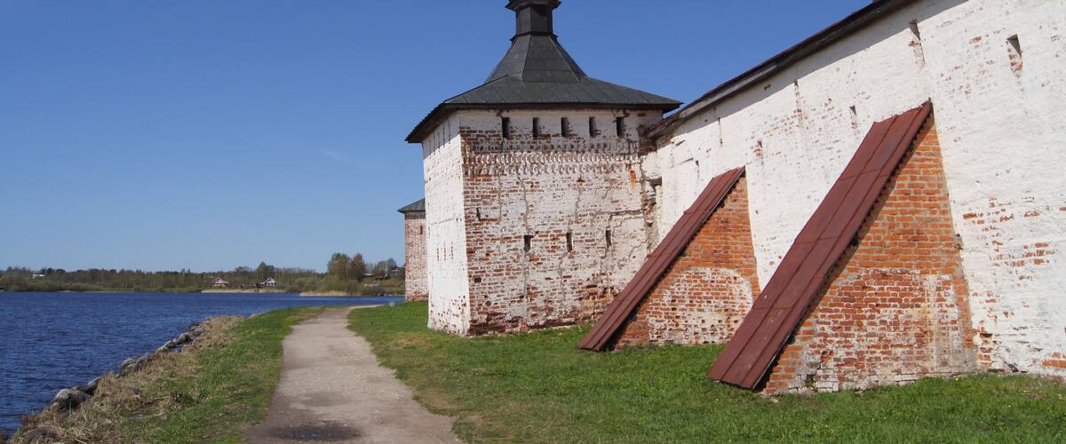 #Russia #Kuzino #monastery #Kirillov #CyrilBelozersky #Culture
Após a chegada a Kuzino fizemos uma curta viagem de ônibus de cerca de 20 minutos e chegamos ao mosteiro Kirillov-Belozersky. É considerado o maior mosteiro do norte da Rússia. No seu interior tem 11 igrejas, a maioria do século 16. Todas belíssimas. Dentro do mosteiro existem 2 priorados: Priorado de Uspensky (Assunção) e o menor, o priorado de Ivanovsky dedicado a St. John o Percursor. As paredes da muralha têm 732 metros de comprimento e 7 metros de espessura. Foi fundado por Saint Cyril em 1397.
Upon arrival in Kuzino we took a short bus ride of about 20 minutes and arrived at Kirillov-Belozersky monastery. It is considered the largest monastery in northern Russia. Inside it has 11 churches, most of the 16th century. All beautiful. Within the monastery there are 2 priories: Priory of Uspensky (Assumption) and the smaller, Priory of Ivanovsky dedicated to St. John the Percursor. The walls are 732 meters long and 7 meters thick. It was founded by Saint Cyril in 1397.