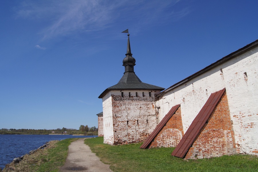 #Russia #Kuzino #monastery #Kirillov #CyrilBelozersky #Culture
Após a chegada a Kuzino fizemos uma curta viagem de ônibus de cerca de 20 minutos e chegamos ao mosteiro Kirillov-Belozersky. É considerado o maior mosteiro do norte da Rússia. No seu interior tem 11 igrejas, a maioria do século 16. Todas belíssimas. Dentro do mosteiro existem 2 priorados: Priorado de Uspensky (Assunção) e o menor, o priorado de Ivanovsky dedicado a St. John o Percursor. As paredes da muralha têm 732 metros de comprimento e 7 metros de espessura. Foi fundado por Saint Cyril em 1397.
Upon arrival in Kuzino we took a short bus ride of about 20 minutes and arrived at Kirillov-Belozersky monastery. It is considered the largest monastery in northern Russia. Inside it has 11 churches, most of the 16th century. All beautiful. Within the monastery there are 2 priories: Priory of Uspensky (Assumption) and the smaller, Priory of Ivanovsky dedicated to St. John the Percursor. The walls are 732 meters long and 7 meters thick. It was founded by Saint Cyril in 1397.