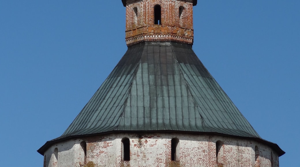 #Russia #Kuzino #monastery #Kirillov #CyrilBelozersky #Culture
Após a chegada a Kuzino fizemos uma curta viagem de ônibus de cerca de 20 minutos e chegamos ao mosteiro Kirillov-Belozersky. É considerado o maior mosteiro do norte da Rússia. No seu interior tem 11 igrejas, a maioria do século 16. Todas belíssimas. Dentro do mosteiro existem 2 priorados: Priorado de Uspensky (Assunção) e o menor, o priorado de Ivanovsky dedicado a St. John o Percursor. As paredes da muralha têm 732 metros de comprimento e 7 metros de espessura. Foi fundado por Saint Cyril em 1397.
Upon arrival in Kuzino we took a short bus ride of about 20 minutes and arrived at Kirillov-Belozersky monastery. It is considered the largest monastery in northern Russia. Inside it has 11 churches, most of the 16th century. All beautiful. Within the monastery there are 2 priories: Priory of Uspensky (Assumption) and the smaller, Priory of Ivanovsky dedicated to St. John the Percursor. The walls are 732 meters long and 7 meters thick. It was founded by Saint Cyril in 1397.