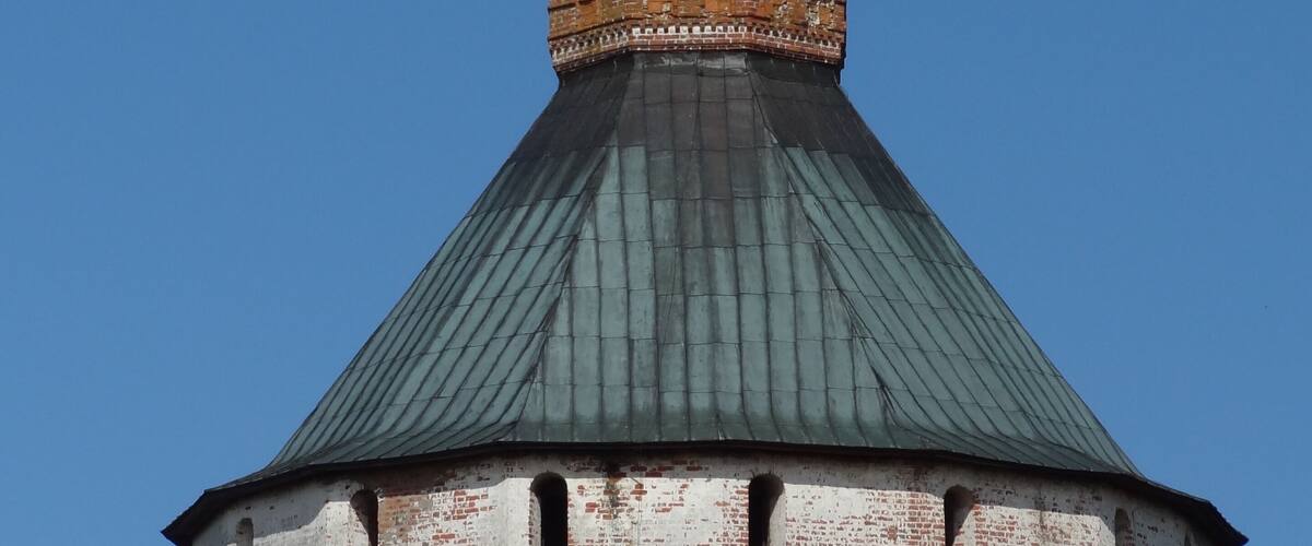 #Russia #Kuzino #monastery #Kirillov #CyrilBelozersky #Culture
Após a chegada a Kuzino fizemos uma curta viagem de ônibus de cerca de 20 minutos e chegamos ao mosteiro Kirillov-Belozersky. É considerado o maior mosteiro do norte da Rússia. No seu interior tem 11 igrejas, a maioria do século 16. Todas belíssimas. Dentro do mosteiro existem 2 priorados: Priorado de Uspensky (Assunção) e o menor, o priorado de Ivanovsky dedicado a St. John o Percursor. As paredes da muralha têm 732 metros de comprimento e 7 metros de espessura. Foi fundado por Saint Cyril em 1397.
Upon arrival in Kuzino we took a short bus ride of about 20 minutes and arrived at Kirillov-Belozersky monastery. It is considered the largest monastery in northern Russia. Inside it has 11 churches, most of the 16th century. All beautiful. Within the monastery there are 2 priories: Priory of Uspensky (Assumption) and the smaller, Priory of Ivanovsky dedicated to St. John the Percursor. The walls are 732 meters long and 7 meters thick. It was founded by Saint Cyril in 1397.