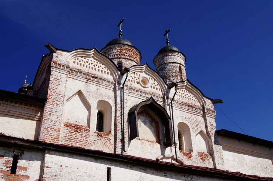 #Russia #Kuzino #monastery #Kirillov #CyrilBelozersky #Culture
Após a chegada a Kuzino fizemos uma curta viagem de ônibus de cerca de 20 minutos e chegamos ao mosteiro Kirillov-Belozersky. É considerado o maior mosteiro do norte da Rússia. No seu interior tem 11 igrejas, a maioria do século 16. Todas belíssimas. Dentro do mosteiro existem 2 priorados: Priorado de Uspensky (Assunção) e o menor, o priorado de Ivanovsky dedicado a St. John o Percursor. As paredes da muralha têm 732 metros de comprimento e 7 metros de espessura. Foi fundado por Saint Cyril em 1397.
Upon arrival in Kuzino we took a short bus ride of about 20 minutes and arrived at Kirillov-Belozersky monastery. It is considered the largest monastery in northern Russia. Inside it has 11 churches, most of the 16th century. All beautiful. Within the monastery there are 2 priories: Priory of Uspensky (Assumption) and the smaller, Priory of Ivanovsky dedicated to St. John the Percursor. The walls are 732 meters long and 7 meters thick. It was founded by Saint Cyril in 1397.
