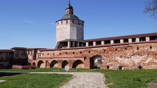 #Russia #Kuzino #monastery #Kirillov #CyrilBelozersky #Culture
ApĂłs a chegada a Kuzino fizemos uma curta viagem de ĂŽnibus de cerca de 20 minutos e chegamos ao mosteiro Kirillov-Belozersky. Ă considerado o maior mosteiro do norte da RĂșssia. No seu interior tem 11 igrejas, a maioria do sĂ©culo 16. Todas belĂssimas. Dentro do mosteiro existem 2 priorados: Priorado de Uspensky (Assunção) e o menor, o priorado de Ivanovsky dedicado a St. John o Percursor. As paredes da muralha tĂȘm 732 metros de comprimento e 7 metros de espessura. Foi fundado por Saint Cyril em 1397.
Upon arrival in Kuzino we took a short bus ride of about 20 minutes and arrived at Kirillov-Belozersky monastery. It is considered the largest monastery in northern Russia. Inside it has 11 churches, most of the 16th century. All beautiful. Within the monastery there are 2 priories: Priory of Uspensky (Assumption) and the smaller, Priory of Ivanovsky dedicated to St. John the Percursor. The walls are 732 meters long and 7 meters thick. It was founded by Saint Cyril in 1397.