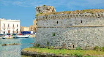 Castelo de Gallipoli caracterizando arquitetura de patrimônio, um pequeno castelo ou palácio e paisagens litorâneas