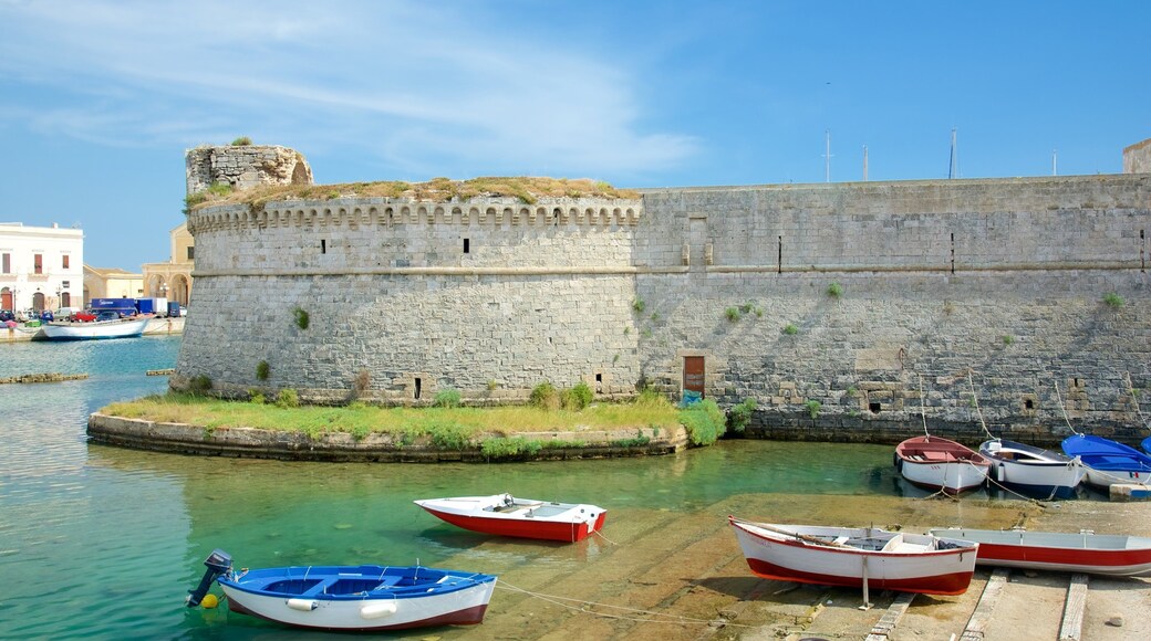 Gallipoli Castle showing heritage architecture, a castle and general coastal views