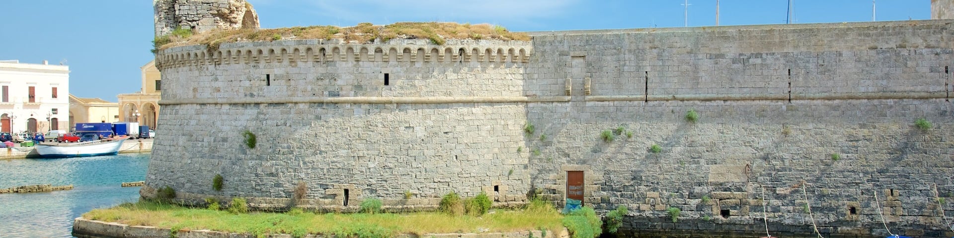 Gallipoli Castle showing heritage architecture, a castle and general coastal views