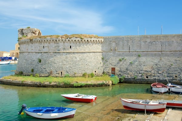Gallipoli Castle showing heritage architecture, a castle and general coastal views