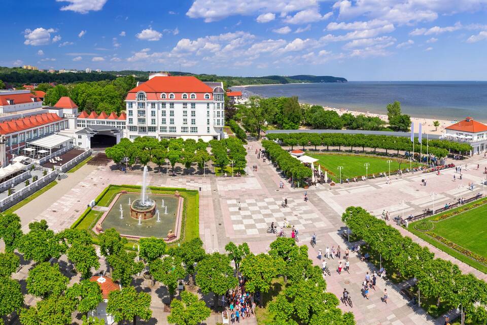 En kuststad med ett centralt torg, en strand och en strandpromenad.