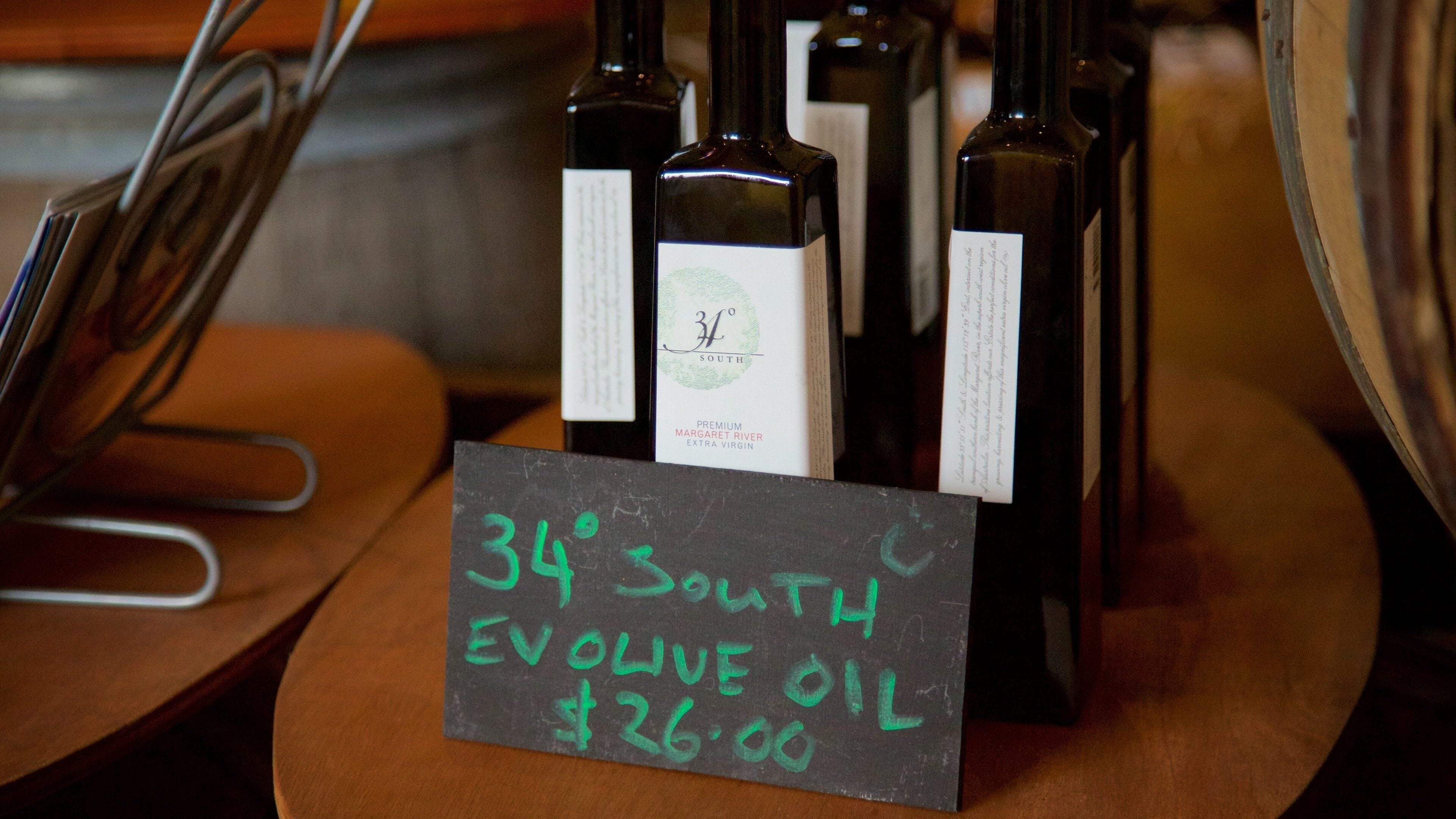 ザナドゥ ワイナリー どの含み 屋内の眺め と ドリンクあるいは飲み物